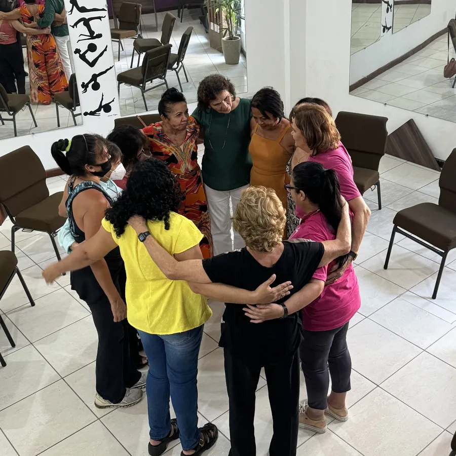 Abraço coletivo das participantes, no grupo Longevidade do Ser