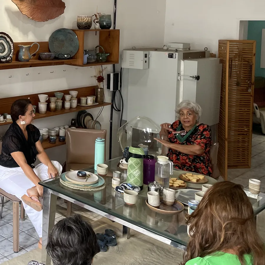 A mesa do encontro, com café e conversa, no grupo Longevidade do Ser
